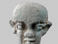Aeg F 142  Aeg F 142, Spätzeit?, Kopf des Patäke, Helle Fayence, H 3,0 cm, B 2,7 cm, T 3,0 cm : Bestandskatalog Ägypten, Museumsfoto: Claus Cordes